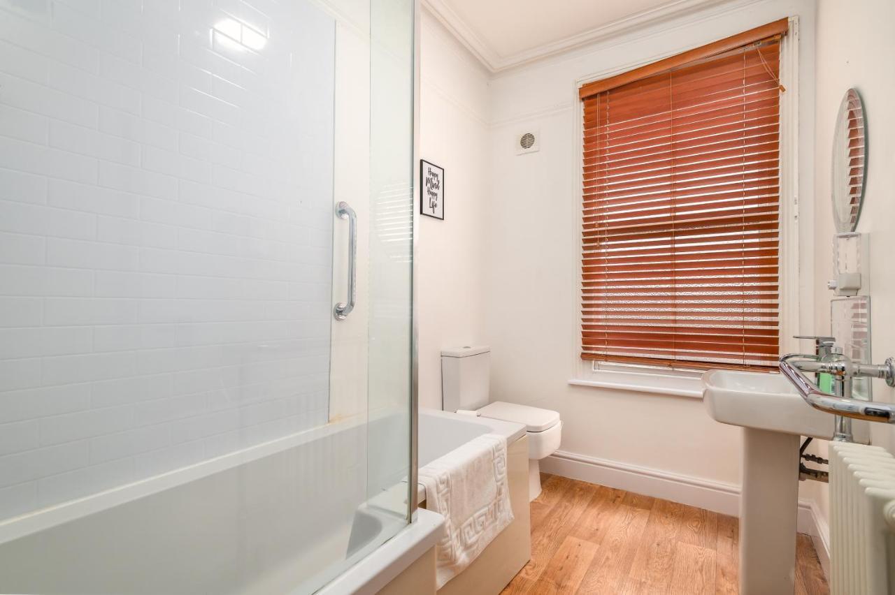 Spacious Contractor House For Large Groups - Private Parking Northampton Exterior foto